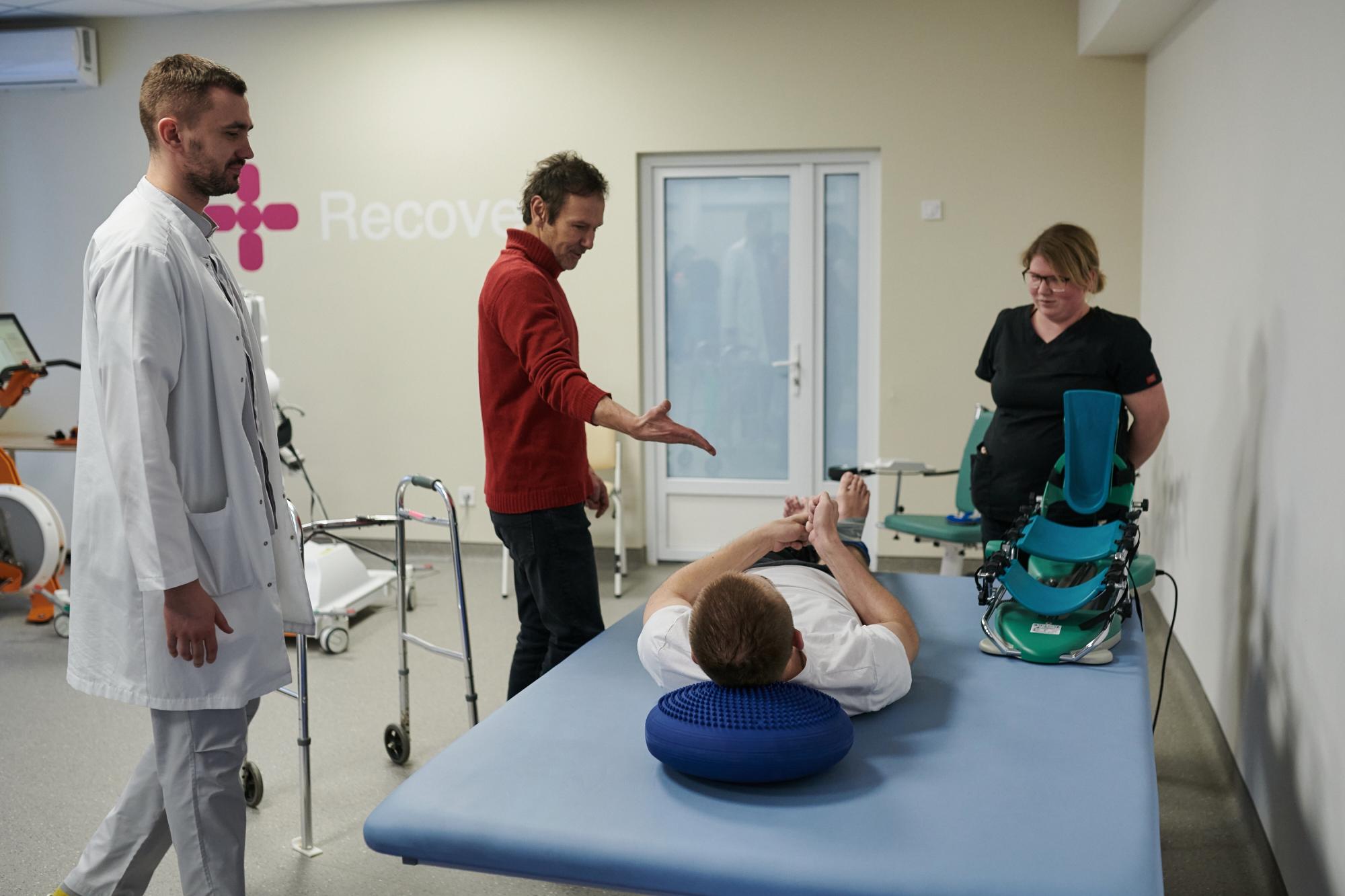 Вакарчук зіграв несподіваний концерт для військових: душевні фото і відео